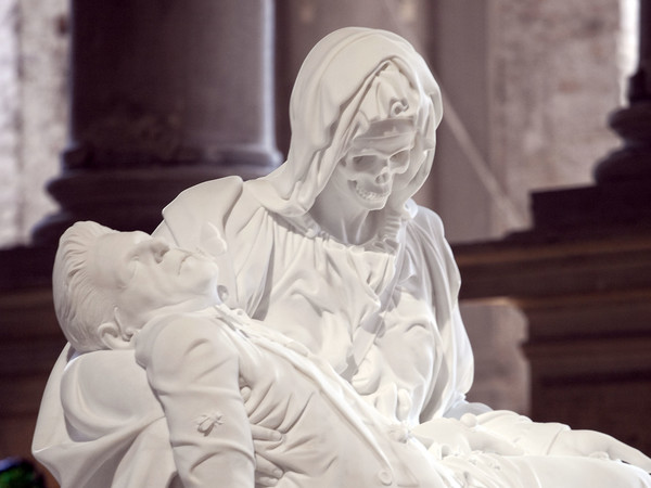 Jan Fabre, Merciful Dream (Pietà V), 2011, marmo di carrara, 190 x 195 x 110 cm, foto Pat Verbruggen, Collezione privata, Copyright Angelos bvba