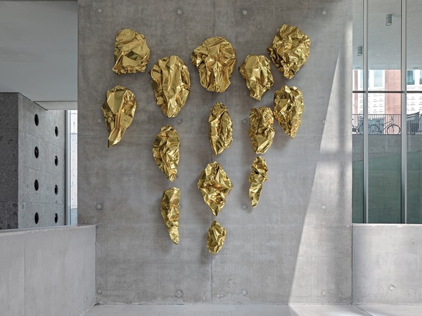 Tiziana Lorenzelli, Distico Elegiaco: Fractalis in Gold, site-specific installation in Aluflexia®, BAG - Bocconi Art Gallery, Università Bocconi I Ph. Matteo Piazza