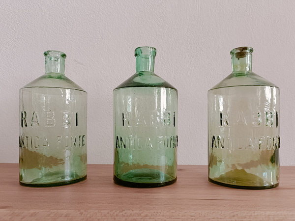 <span>Bottiglie per l’acqua ferruginosa delle Fonti di Rabbi, inizio del XX secolo. Peio Fonti, Collezione Terme di Pejo</span>