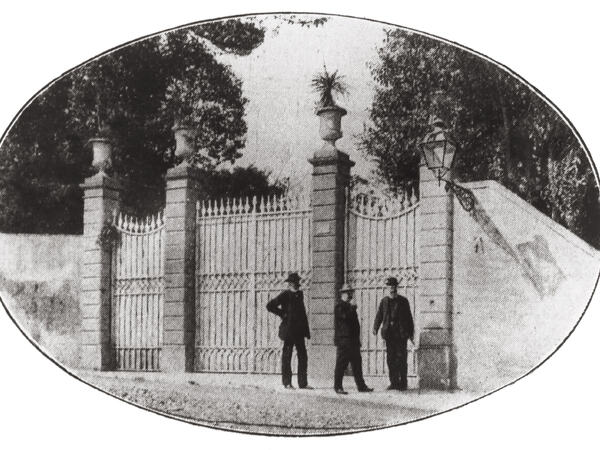 Max Klinger, Leopold Friedrich and Georg Hirzel in front of Villa Romana, april 1905 Max Klinger, Leopold Friedrich and Georg Hirzel in front of Villa Romana, april 1905
