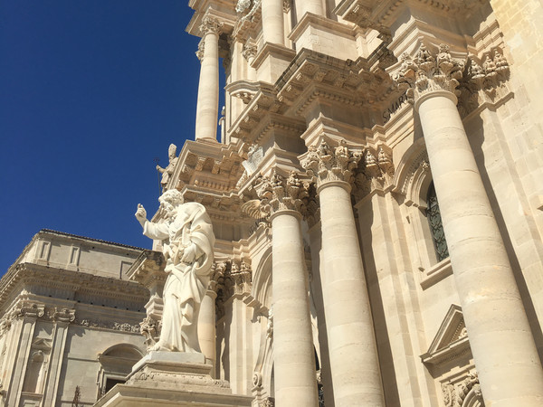 Duomo di Siracusa (Cattedrale della Natività di Maria Santissima), Scorcio della facciata con la statua di San Paolo di Tarso, Ortigia | Foto: © ARTE.it