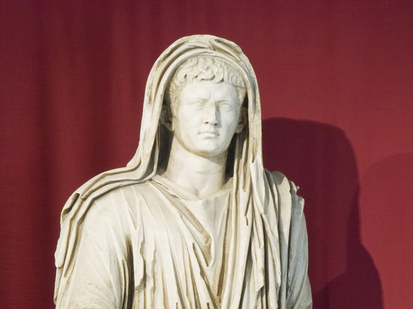 10 a.C. | Erode il Grande giunge in cittàAugusto riceve ad Aquileia Erode il Grande e i due figli per risolvere la questione della successione al re giudeo | Statua di Augusto presso il Museo Archeologico Nazionale ad Aquileia | Foto: © Gianluca Baronchelli