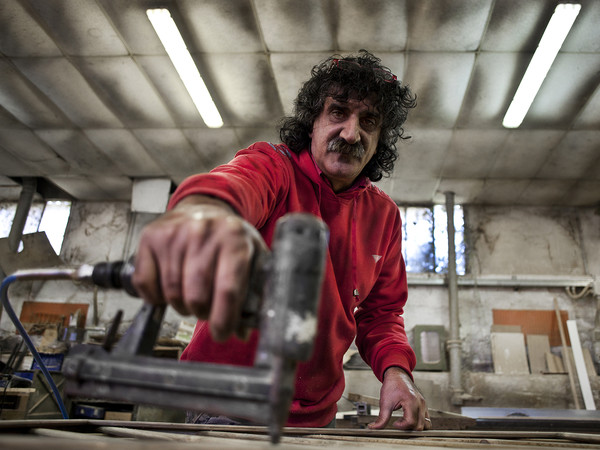Enzo non è capace di fare qualcosa che non lo appassioni. E la cosa che ha sempre voluto fare è esattamente quella che fa e che ha sempre fatto, il falegname. Photo: Danilo Garcia Di Meo