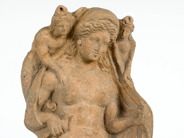 Statuetta raffigurante Afrodite, terracotta, IV secolo a.C. Paestum, Museo Archeologico nazionale Su concessione del Ministero dei beni e delle attività culturali e del turismo: Museo Archeologico Nazionale Paestum, gabinetto fotografico/foto di Francesco Valletta e Giovanni Grippo