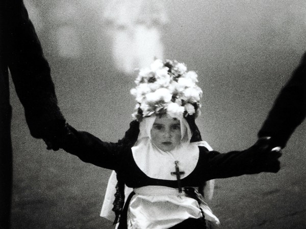 Ferdinando Scianna (Bagheria, Palermo, 1943), Italia, Sicilia, Enna. Processione del Venerdì Santo, 1963, Stampa ai sali d’argento | © Ferdinando Scianna | Courtesy of GAM, Torino 2018
