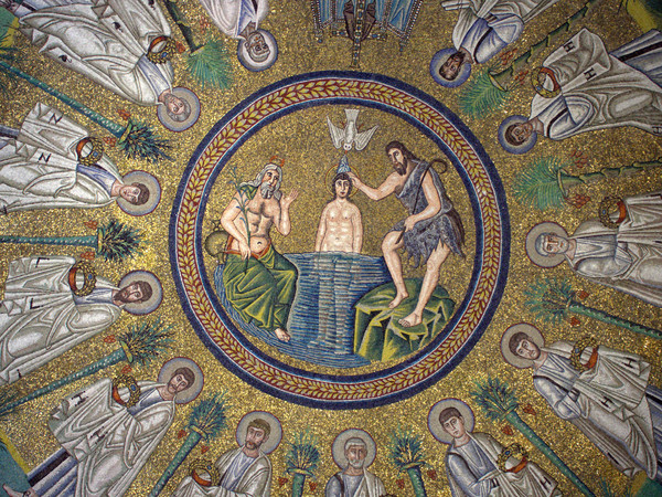 381 | Il Concilio di Aquileia Viene condotta a termine la lotta contro l'arianesimo | Soffitto del Battistero degli Ariani, Ravenna | Foto: Incola via Wikimedia Creative Commons