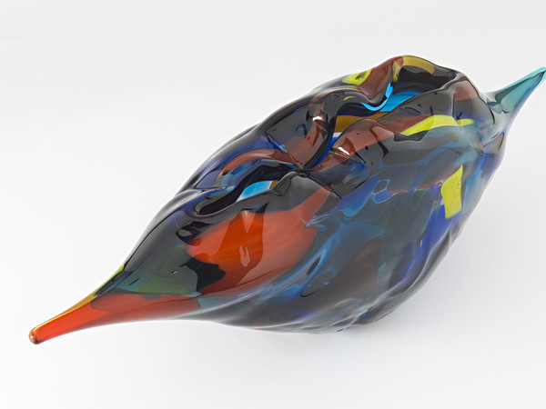 Luciano Gaspari, Omaggio a Fontana, 1990, coppa in vetro sommerso policromo, cm 17x55, esecuzione Pino Signoretto